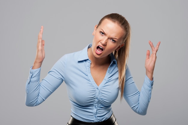 Free photo portrait of shouting blonde businesswoman