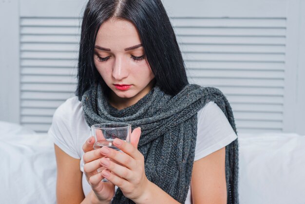 水の入った病気の女性の肖像