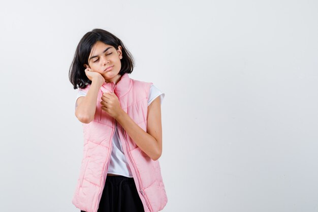 白いTシャツとベストで眠そうな少女の肖像画