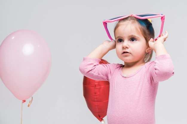 Ritratto di piccola posa della bambina