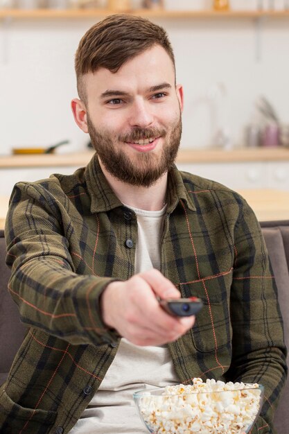 テレビを見てスマート男性の肖像画