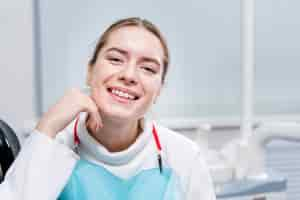 Foto gratuita ritratto di donna adulta smiley presso il dentista