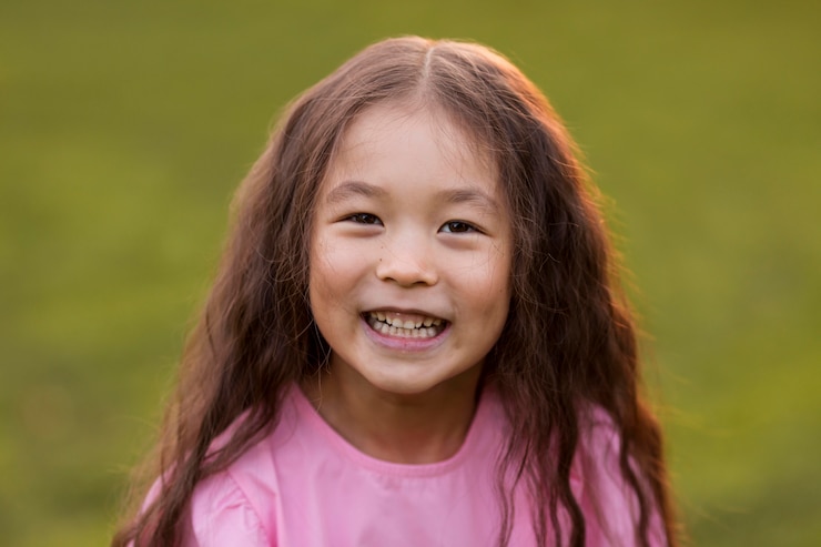 無料Photo スマイリーアジアの女の子の肖像画