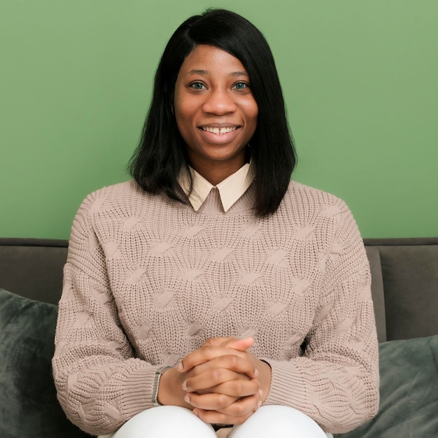 Free photo portrait of smiley businesswoman sitting