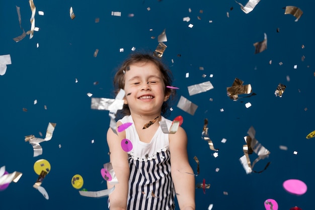 Foto gratuita ritratto di smiley ragazzino