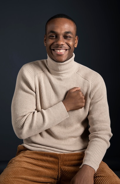 Free photo portrait smiley man sitting