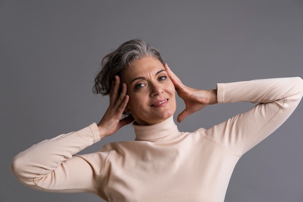 Free photo portrait of smiley stylish senior woman