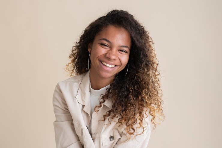 Free Photo portrait of smiley teenage girl