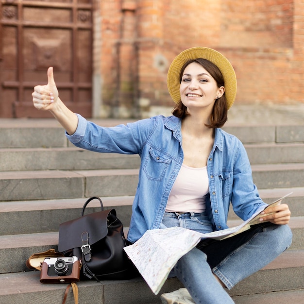 Foto gratuita ritratto di turista di smiley con cappello