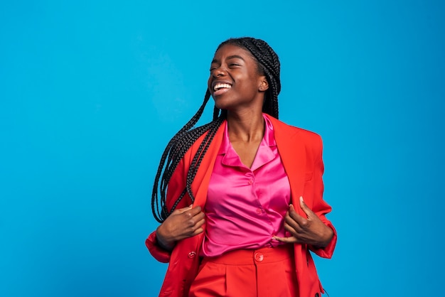 Free photo portrait of smiley woman posing in the studio