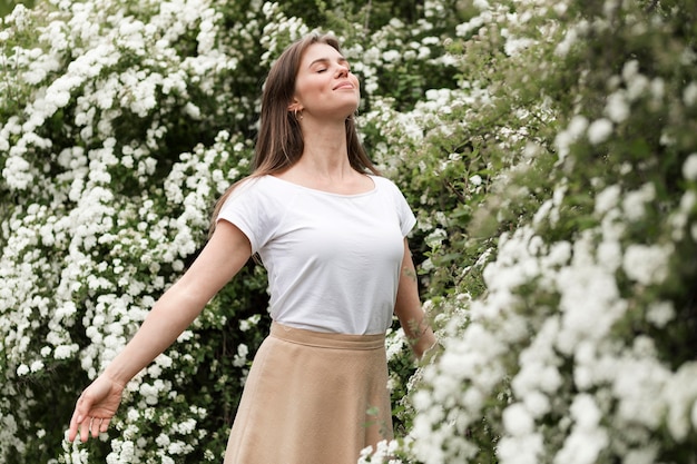 Портрет смайлик женщина пахнущие цветы Premium Фотографии