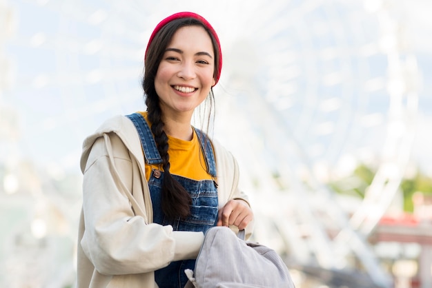 無料写真 バックパックとポートレートスマイリー女性