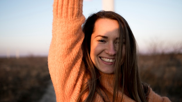 Free photo portrait of smiley young girl on the road