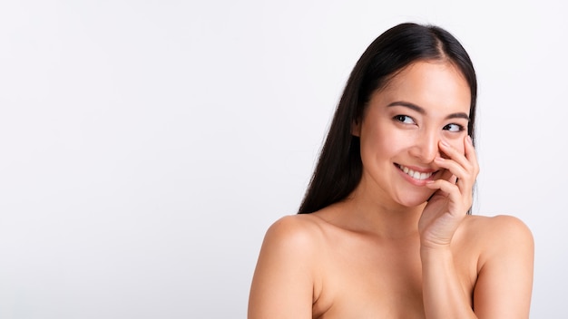 Портрет улыбающегося азиатские женщины с чистой кожей