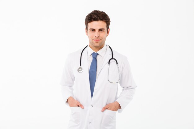 Портрет улыбающегося привлекательного мужского врача