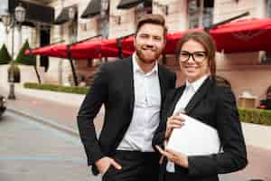 Free photo portrait of a smiling attractive man and woman