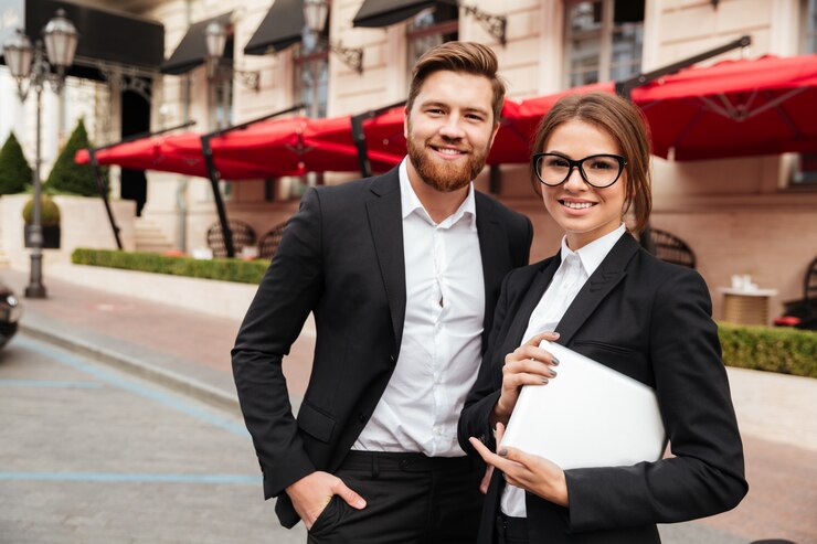 Free Photo portrait of a smiling attractive man and woman