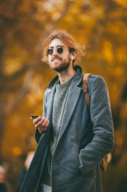 Ritratto di un uomo barbuto sorridente in cuffie