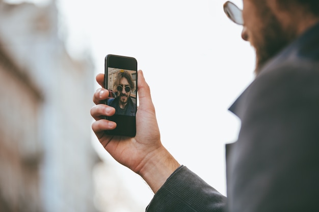 Free photo portrait of a smiling bearded man