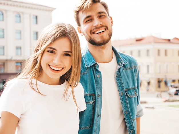 Free photo portrait of smiling beautiful girl and her handsome boyfriend in casual summer clothes.  . hugging