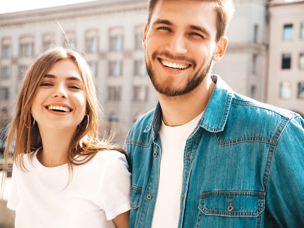 Foto gratuita ritratto di bella ragazza sorridente e il suo bel ragazzo. donna in abiti casual jeans estivi.