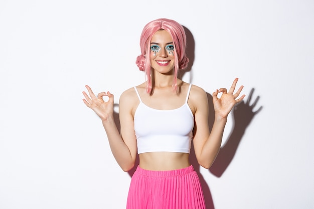 핑크 애니메이션 가발과 밝은 화장으로 웃는 아름다운 소녀의 초상화