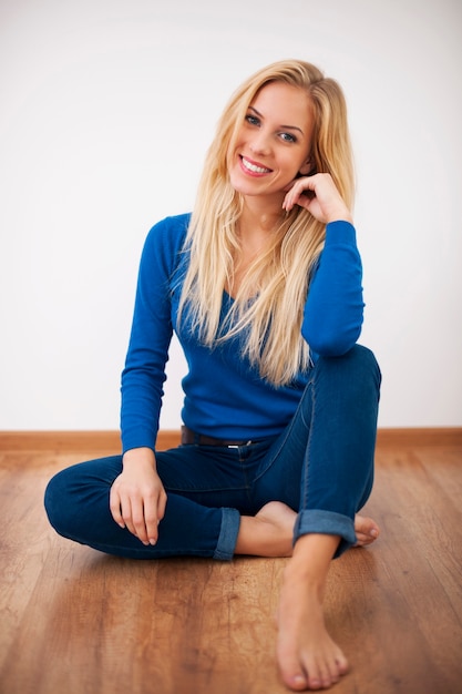 Free photo portrait of smiling blonde woman
