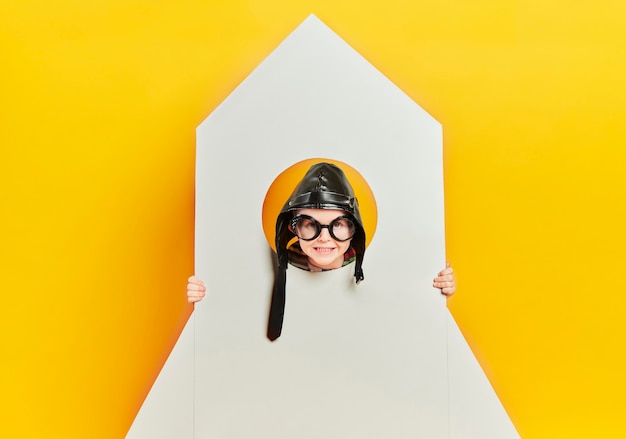 Free photo portrait of smiling boy in rocket