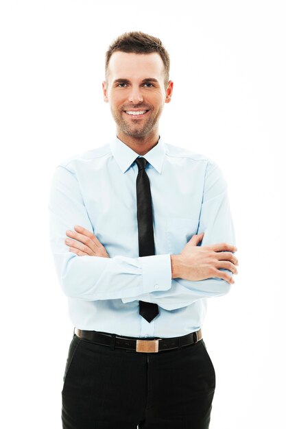 Портрет улыбающегося бизнесмена со скрещенными руками