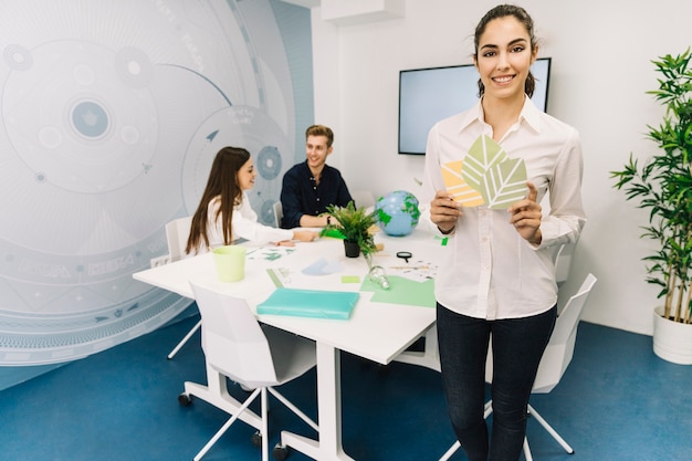 Foto gratuita ritratto di una donna di affari sorridente che tiene icona di eco