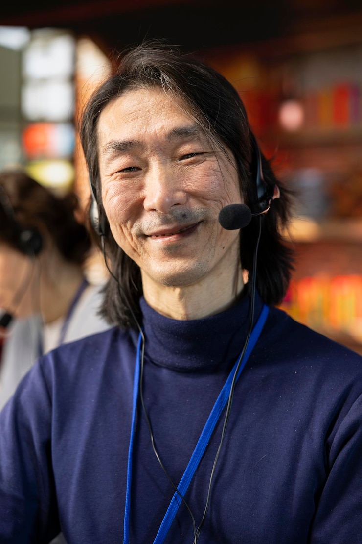 Free Photo portrait of smiling call center agent dealing with unhappy customers