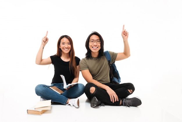 Free photo portrait of a smiling cheerful asian students couple