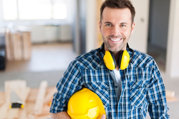 Free photo portrait of smiling construction worker