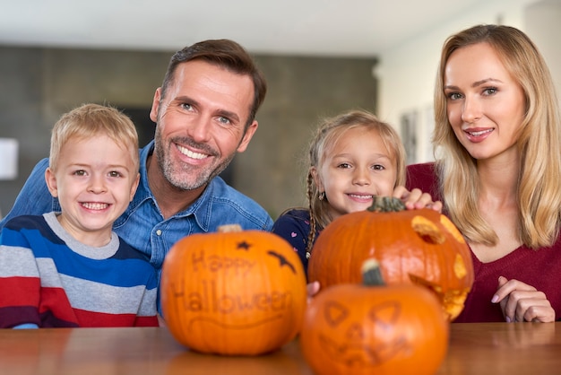 ハロウィーンの時間に笑顔の家族の肖像画