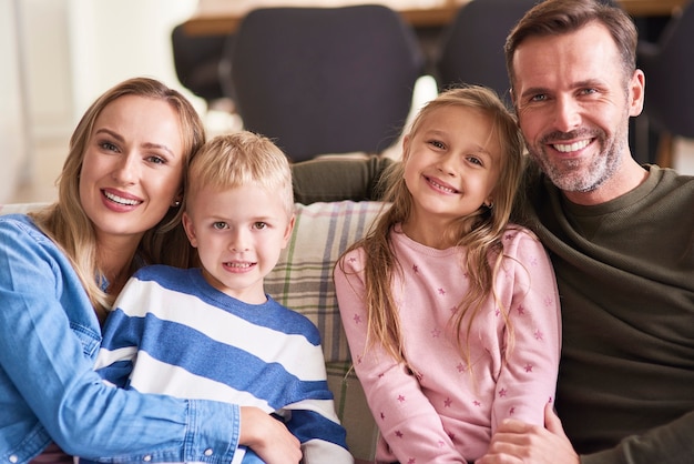 Foto gratuita ritratto di famiglia sorridente con due bambini