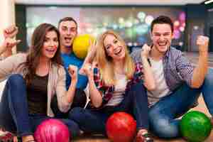 Foto gratuita ritratto di amici sorridenti al bowling