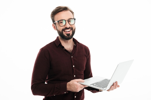 Foto gratuita ritratto di un uomo bello sorridente in occhiali