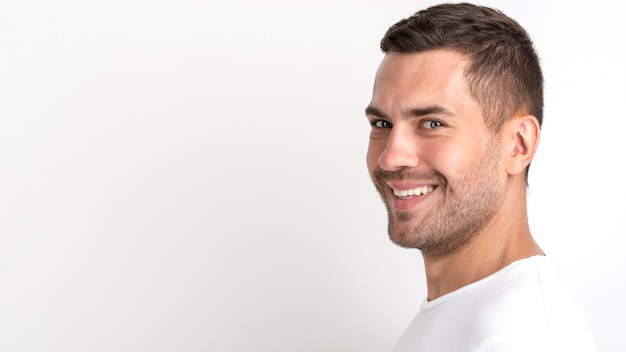 Free photo portrait of smiling handsome man looking at camera