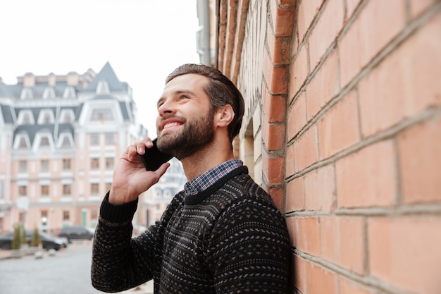 Foto gratuita ritratto di un uomo bello sorridente in maglione