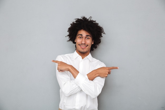 Ritratto di un uomo africano felice sorridente in camicia bianca