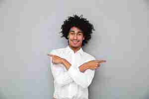 Free photo portrait of a smiling happy african man in white shirt