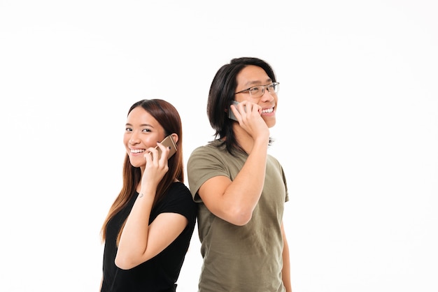 웃는 행복 한 아시아 커플 이야기의 초상화
