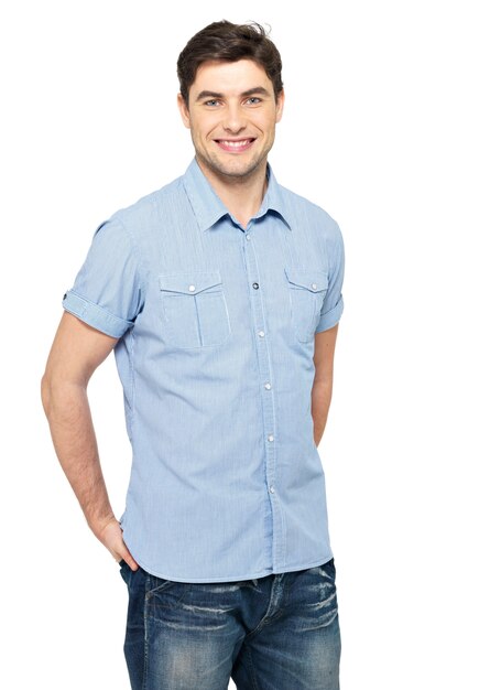青いカジュアルシャツで笑顔の幸せなハンサムな男の肖像画-白い背景で隔離
