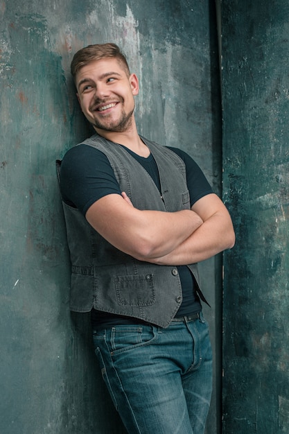 Free photo portrait of smiling happy man standing in studio