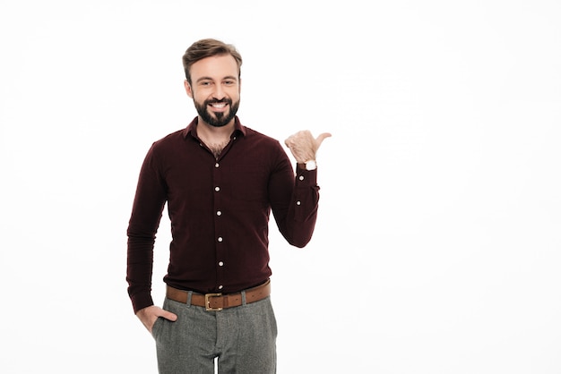 Foto gratuita ritratto di un uomo felice sorridente in piedi