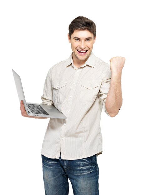 캐주얼-흰색 절연 노트북과 웃는 행복 한 남자의 초상화. 개념 커뮤니케이션.