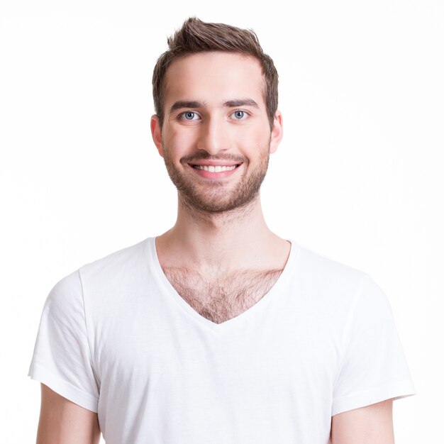 Портрет улыбающегося счастливого молодого человека - изолированные на белом