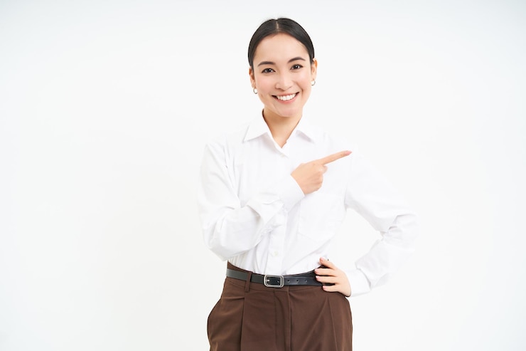 無料Photo 笑顔の韓国人女性女性上司の肖像画は、右の指を指し、白い b にバナー広告を示しています