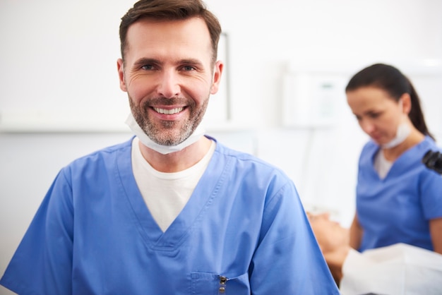 치과 진료소에서 웃는 남성 치과 의사의 초상화