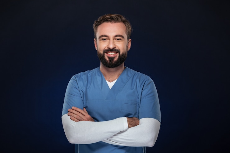 Free Photo portrait of a smiling male doctor